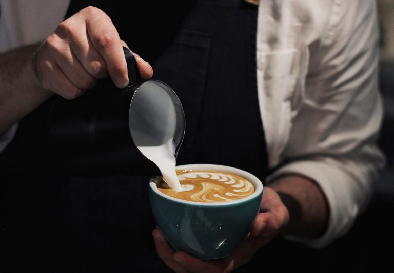 Kαφές: Αντιφλεγμονώδεις ιδιότητες όταν συνδυάζεται με γάλα
