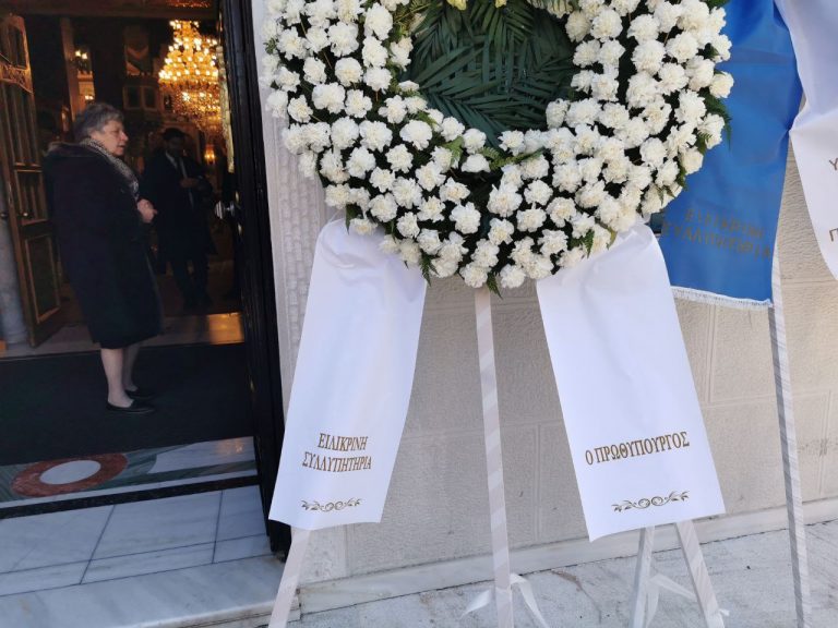 Τρίπολη: Πλήθος στεφάνων στην εκκλησία για το ύστατο χαίρε στον υποσμηναγό Μάριο – Μιχαήλ Τουρούτσικα