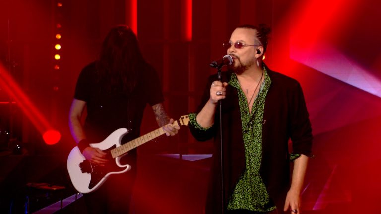 «Το παλιό μου παλτό»: Η ιστορία του τραγουδιού που θα ακούσουμε απόψε στο «Σπίτι με το MEGA»