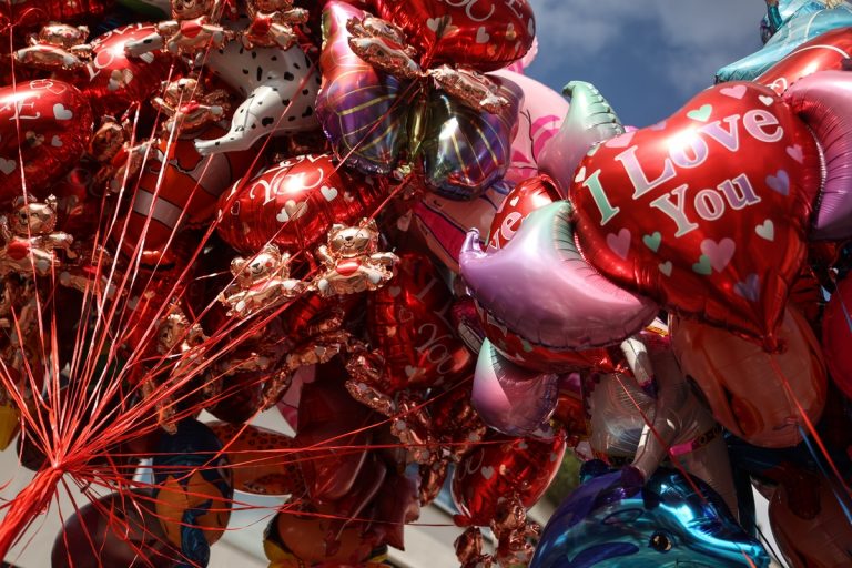 Ινδία: Καταργεί την ημέρα του Αγίου Βαλεντίνου για να… αγκαλιάσει αγελάδες