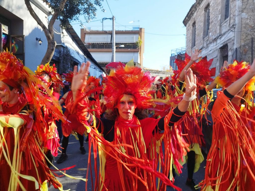 Καρναβάλι 2023: Σε ρυθμούς καρναβαλιού το Μεταξουργείο – Σε εξέλιξη το μεγάλο πάρτι στους δρόμους