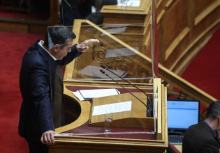 Τσίπρας σε Μητσοτάκη: Το τελευταίο που σας ενδιαφέρει είναι η Δημοκρατία