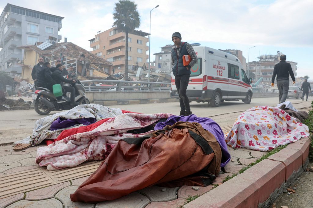 Σεισμός: Πτώματα παρατημένα στους δρόμους καθώς οι διασώστες ψάχνουν για ζωντανούς στα συντρίμμια