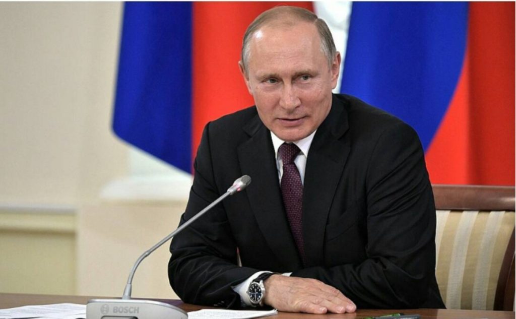 Πούτιν: Πως ο Ρώσος πρόεδρος αγοράζει κομμάτι-κομμάτι τη χώρα του για τα μάτια της Καμπάεβα