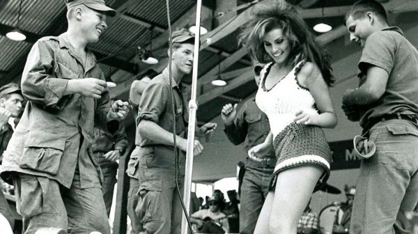 Η στιγμή που 65.000 στρατιώτες ζητωκραύγασαν για το sex symbol Raquel Welch