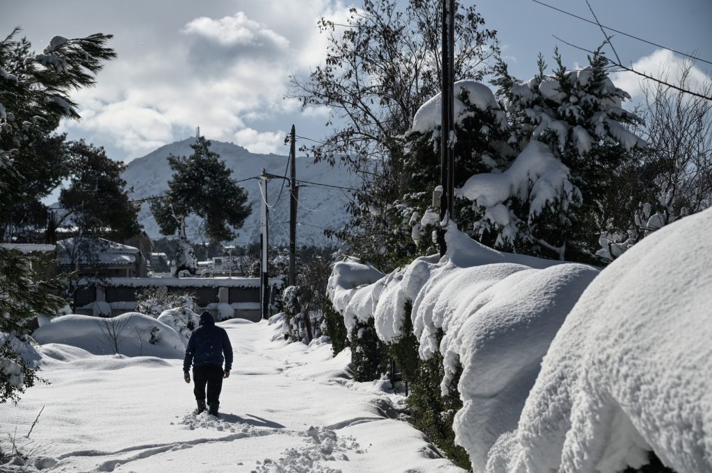 Κακοκαιρία «Μπάρμπαρα»: Σε ποιες περιοχές επιμένει ο χιονιάς και την Πέμπτη