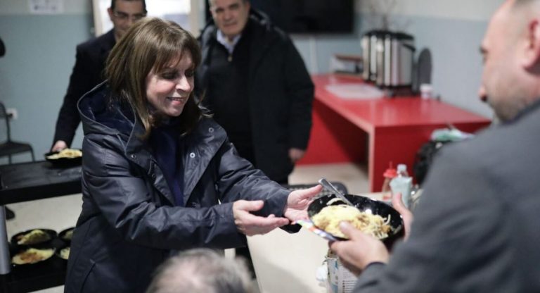 Σακελλαροπούλου: Στο λιμάνι του Πειραιά μοίρασε γεύματα σε άστεγους