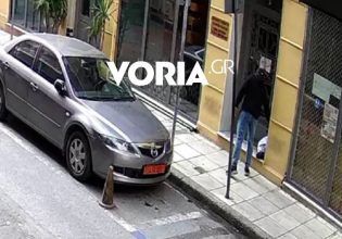 Θεσσαλονίκη: Ο άγνωστος που αφήνει τη σακούλα στο ρωσικό προξενείο – Βίντεο ντοκουμέντο