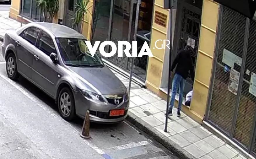 Θεσσαλονίκη: Ο άγνωστος που αφήνει τη σακούλα στο ρωσικό προξενείο – Βίντεο ντοκουμέντο