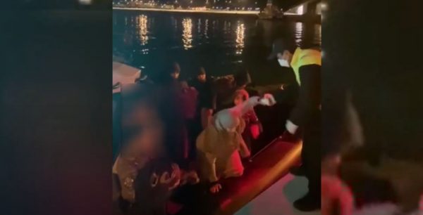 Σάμος: Το Λιμενικό απεγκλώβισε 17 μετανάστες και συνέλαβε τον διακινητή