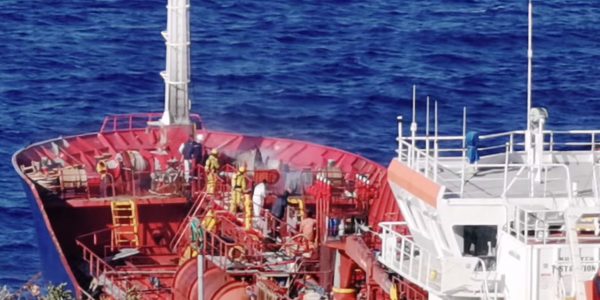 Σάμος: Σβήστηκε η φωτιά στο δεξαμενόπλοιο – Δεν υπάρχουν τραυματίες