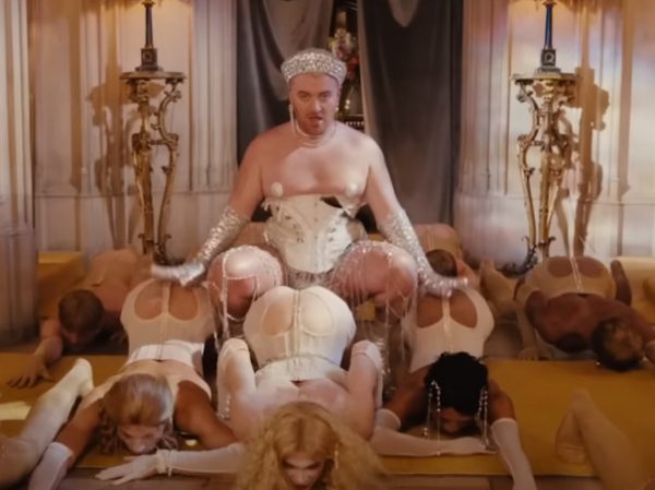Sam Smith: Ο queer icon της εποχής προκαλεί σάλο με το καινούργιο βίντεο κλιπ