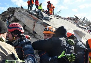 Σεισμός στην Τουρκία: Συγκλονιστικές διασώσεις εγκλωβισμένων για πάνω από 100 ώρες στα συντρίμμια
