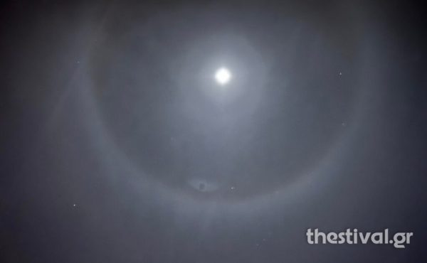 Θεσσαλονίκη: Εντυπωσιακές εικόνες στον ουρανό από τη σεληνιακή άλω