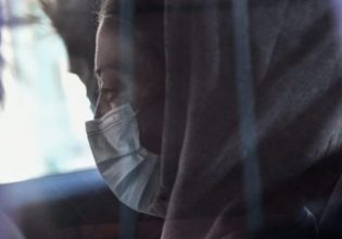 Σεπόλια: Αστυνομικοί τρομοκράτησαν τα αδέρφια της 12χρονης – Η συνάντηση με τη μητέρα τους στις φυλακές