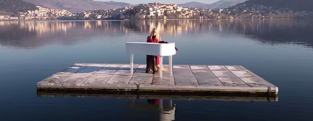 Η «ιπτάμενη» πιανίστα – Μαγευτικές μελωδίες καταμεσής της λίμνης Καστοριάς