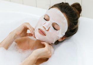 Απόκριες: Το μυστικό για χαρούμενο δέρμα κάτω από το μακιγιάζ