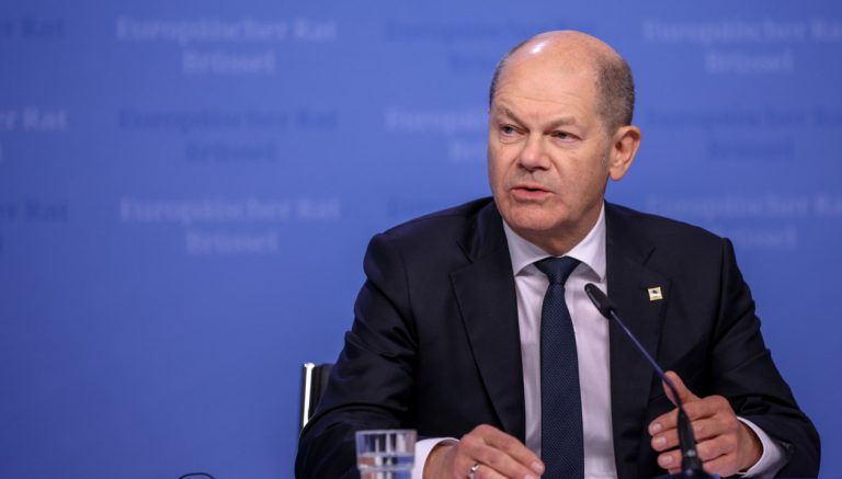 Όλαφ Σολτς: «Ας μην έχουμε ‘αυταπάτες’ για την Κίνα για τον ρόλο που θέλει να παίξει στον πόλεμο στην Ουκρανία»