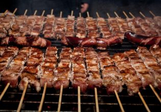 Ποια πόλη της Ελλάδας κατανάλωσε… 1 εκατομμύριο σουβλάκια την Τσικνοπέμπτη