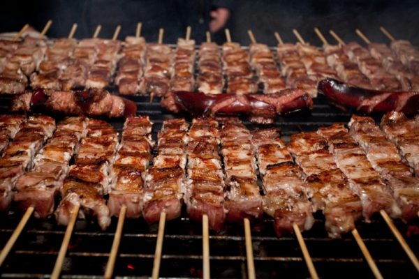 Ποια πόλη της Ελλάδας κατανάλωσε… 1 εκατομμύριο σουβλάκια την Τσικνοπέμπτη