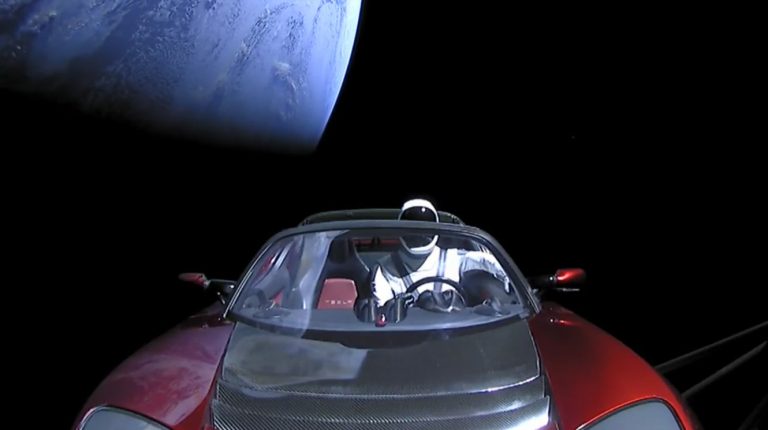 Tesla: Πού βρίσκεται σήμερα το Roadster που εκτόξευσε ο Έλον Μασκ στο Διάστημα;