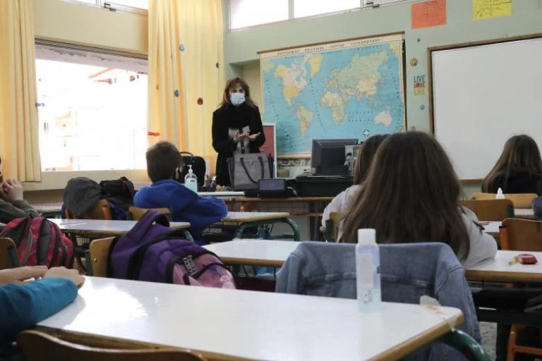 «Οι γονείς παρκάρουν τα παιδιά στο σχολείο»