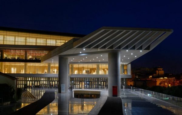 «Χασαποταβέρνα η Ακρόπολη» – Χαμός στο Twitter με την Τσικνοπέμπτη στο Μουσείο της Ακροπόλης