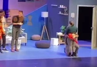 Τύφλα να ‘χει ο Σχοινάς – Πρόταση γάμου σε θέατρο με απρόσμενα αποτελέσματα