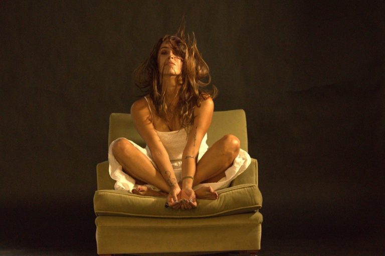 Η Σαλίνα Γαβαλά μοιράζεται «Το επόμενό της δάκρυ»