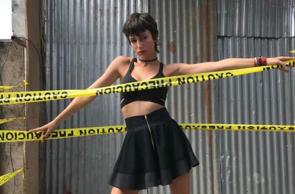 Ούρσουλα Κορμπερό: Ποζάρει ολόγυμνη μπροστά στον καθρέφτη και μοιράζει εγκεφαλικά