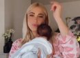 Ιωάννα Τούνη: Θηλάζει τον νεογέννητο γιο της και εύχεται «καλό μήνα»