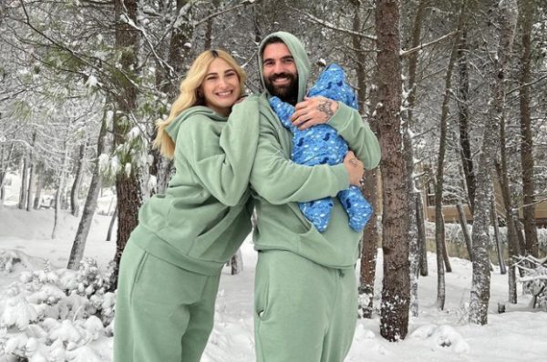 Ιωάννα Τούνη: Απαντά στα σχόλια για τη φωτογραφία με τον νεογέννητο γιο της στα χιόνια