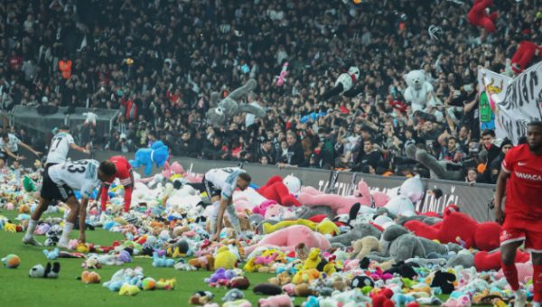 Σεισμός: «Κυβέρνηση, παραιτήσου!», φωνάζουν στα γήπεδα της Τουρκίας – Παραιτήθηκε ο Μπαχτσελί από την Μπεσίκτας