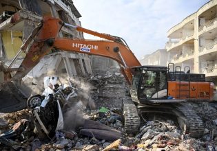 Σεισμός στην Τουρκία: Σκοτώνουν ζωντανούς κάτω από τα ερείπια – «Εβαλαν βαριά μηχανήματα»