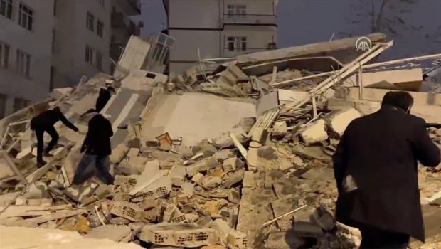 Σεισμός: Πολύ ισχυρή σεισμική δόνηση 7,7 Ρίχτερ στην Τουρκία – Ισοπεδώθηκαν κτίρια