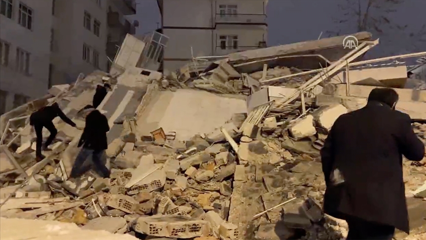 Σεισμός: Πολύ ισχυρή σεισμική δόνηση 7,7 Ρίχτερ στην Τουρκία – Ισοπεδώθηκαν κτίρια