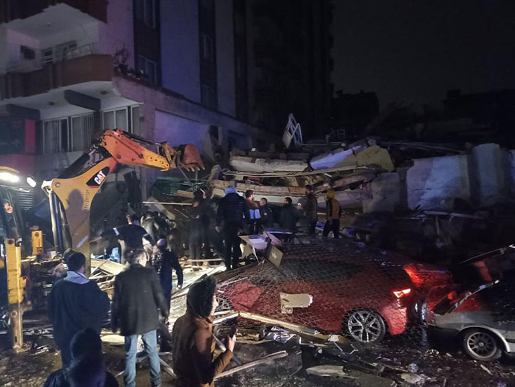 Σεισμός: Φόβοι για τεράστια τραγωδία στην Τουρκία – Ισοπεδωμένα κτίρια με εγκλωβισμένους ανθρώπους
