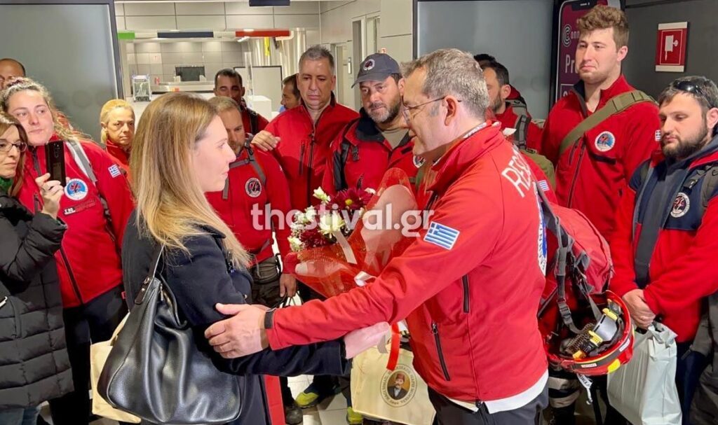 Σεισμός στην Τουρκία: Η τουρκάλα υποπρόξενος στην υποδοχή των εθελοντών της ΕΟΔ στη Θεσσαλονίκη