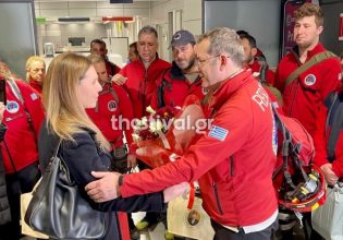 Σεισμός στην Τουρκία: Η τουρκάλα υποπρόξενος στην υποδοχή των εθελοντών της ΕΟΔ στη Θεσσαλονίκη