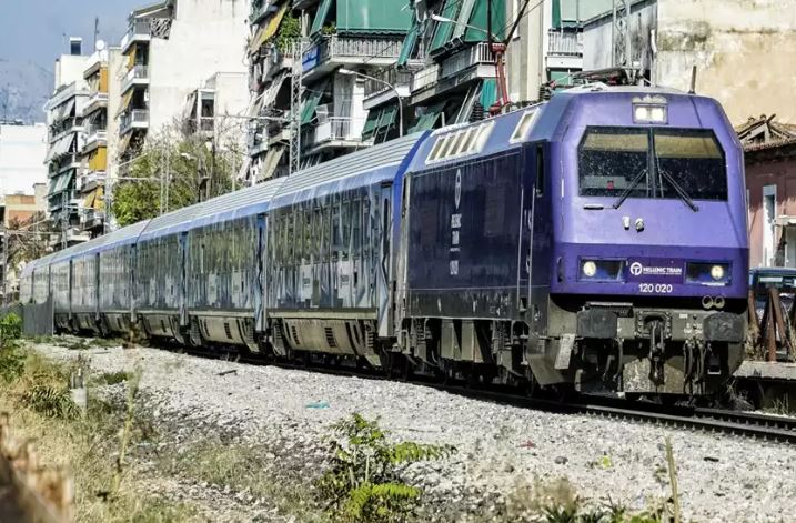 Hellenic Train: Ακινητοποιήθηκε αμαξοστοιχία λόγω φωτιάς κοντά στις γραμμές