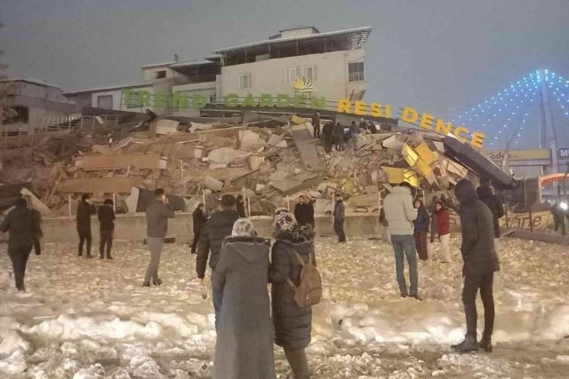 Συγκλονιστική μαρτυρία Έλληνα στην Τουρκία: Ερείπια, εγκλωβισμένοι και απόγνωση – Σε αλάνες χιλιάδες άνθρωποι