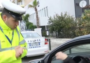 «Μπάρμπαρα»: Μυθικός διάλογος ηλικιωμένης με τροχονόμο για τις αλυσίδες – «Στη λαϊκή πάω παιδάκι μου…»