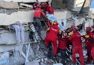Σεισμός: Ο μεγάλος αριθμός των θυμάτων θέτει ερωτήματα για τα κατασκευαστικά στάνταρντ των κτιρίων