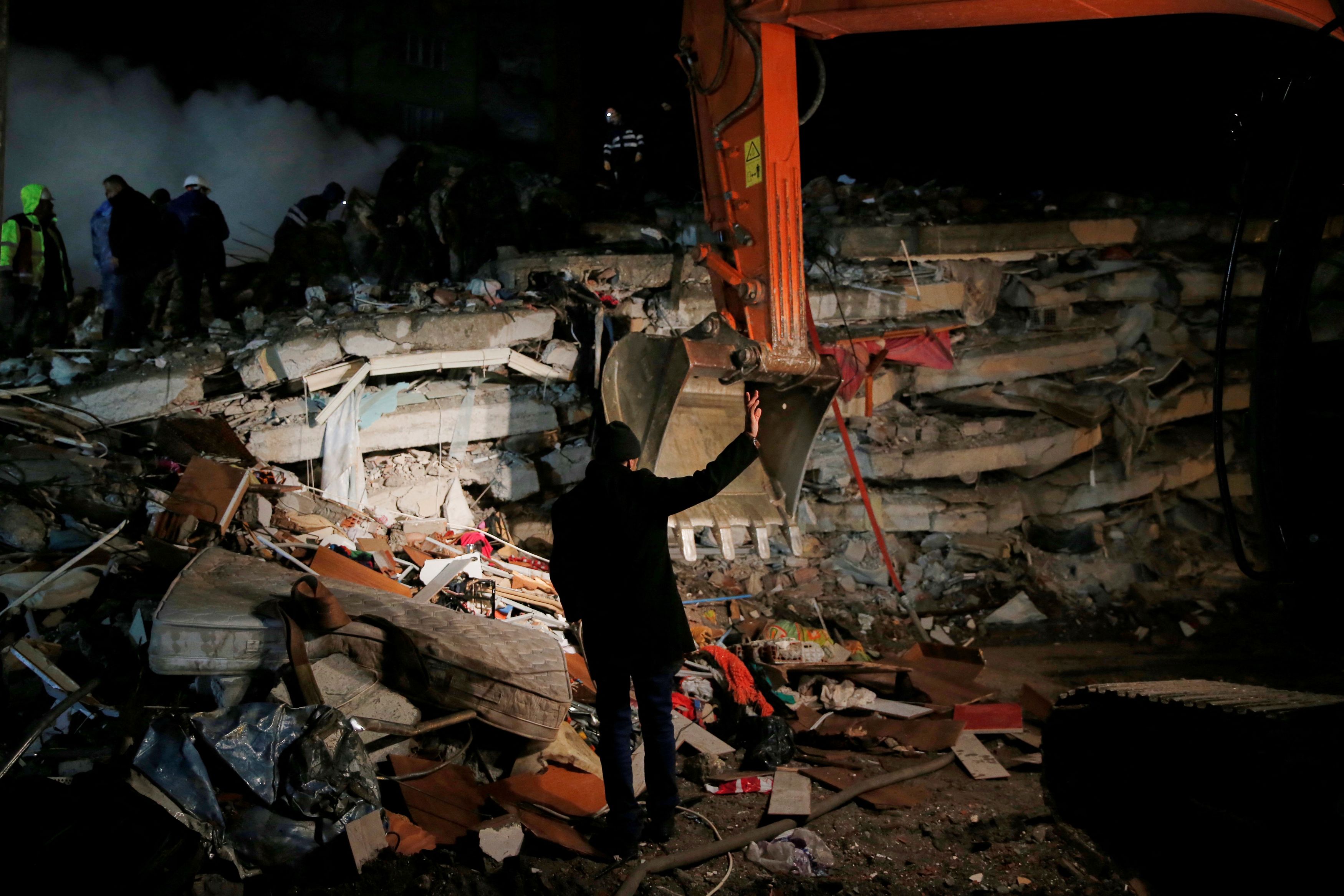 Σεισμός Τουρκία: «Υπάρχουν πολλοί εγκλωβισμένοι στα ερείπια»  - Η εκτίμηση του Ευθύμη Λέκκα