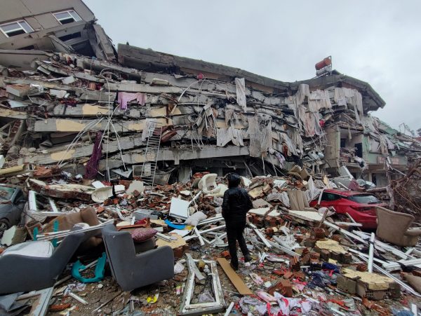 Σεισμός Τουρκία: Εκατομμύρια οι άστεγοι – Στήνονται άρον άρον καταυλισμοί λόγω κακοκαιρίας