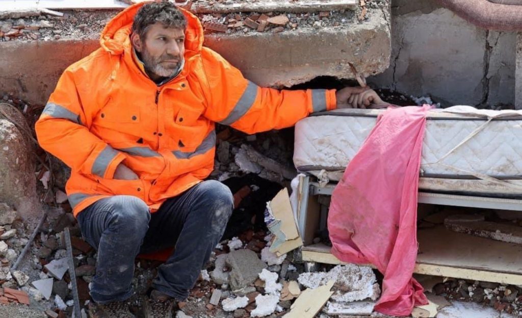 Σεισμός στην Τουρκία: Ο φωτογράφος της πιο εμβληματικής εικόνας συναντά τον πρωταγωνιστή του «έργου» του