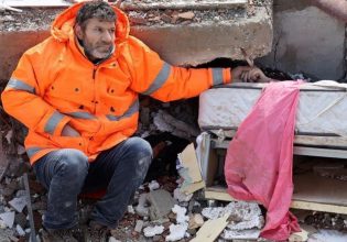 Σεισμός στην Τουρκία: Ο φωτογράφος της πιο εμβληματικής εικόνας συναντά τον πρωταγωνιστή του «έργου» του