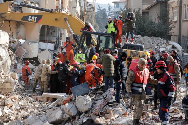 Σεισμός στην Τουρκία: Συγκλονιστική διάσωση 5χρονου και 30χρονης 6 μέρες μετά τον σεισμό