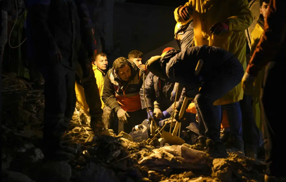 Σεισμός Τουρκία: Νύχτα γεμάτη κραυγές, αγωνία και δάκρυα – Φωνάζουν «σώστε μας» και δεν έρχεται κανένας
