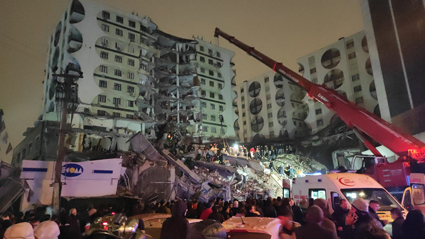 Σεισμός: Δεκάδες νεκροί από τον καταστροφικό σεισμό των 7,7 Ρίχτερ στην Τουρκία